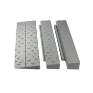 Šedá plastová nájezdová bezbariérové rampa k obrubníku APTR - 90 x 76 x 9,5 cm