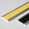 Žlutá hliníková schodová lišta s protiskluzovým pá