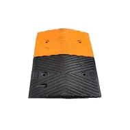 Černo-žlutý plastový průběžný zpomalovací práh - 33 x 50 x 4 cm