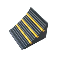 Černo-žlutý gumový zakládací klín pod kola FLOMA WCF28 - 33 x 29 x 27 cm