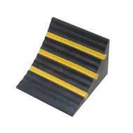 Černo-žlutý gumový zakládací klín pod kola FLOMA WCF25 - 25 x 25 x 18 cm