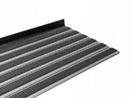 Černý kartáčový protiskluzový schodový nášlap ALUSTEP - 80 x 27 x 1,5 cm