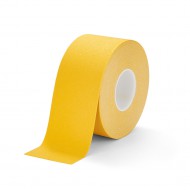 Žlutá plastová voděodolná protiskluzová páska FLOMA Super Resilient - 18,3 m x 10 cm a tlo