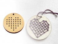 Dřevěný výsek k vyšívání 45 mm květ, srdce