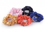 Saténová scrunchie gumička do vlasů / náramek srdce - zvětšit obrázek